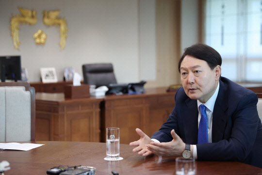 지난 18일 대통령 집무실에서 로이터와 인터뷰하는 윤석열 대통령 [로이터=연합뉴스]